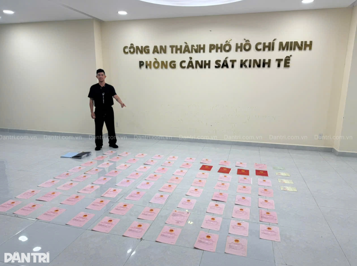 Khám xét nhà Ngân 98, mở két sắt thu giữ 80 sổ đỏ. (Nguồn: Dân trí)