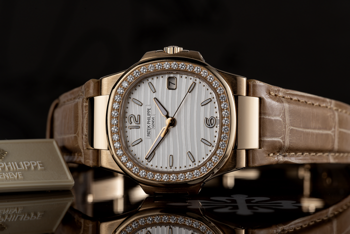 Sự chế tác công phu của chiếc đồng hồ Patek Philippe Nautilus 7010R-011. (Ảnh: The Watch Club)