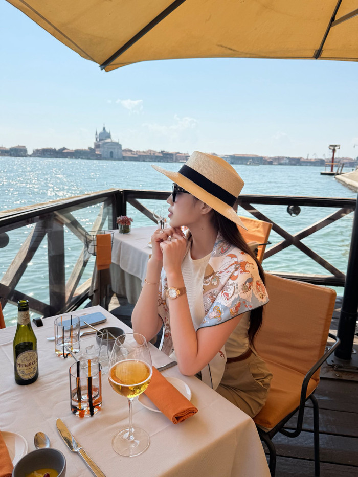 Đỗ Thị Hà đeo chiếc đồng hồ trị giá gần 2 tỷ đồng. (Ảnh: FBNV)