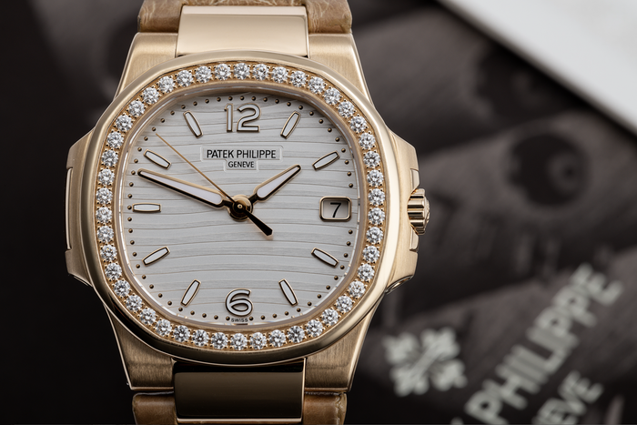Chiếc đồng hồ Patek Philippe Nautilus 7010R-011 nạm 46 viên kim cương lấp lánh. (Ảnh: The Watch Club)