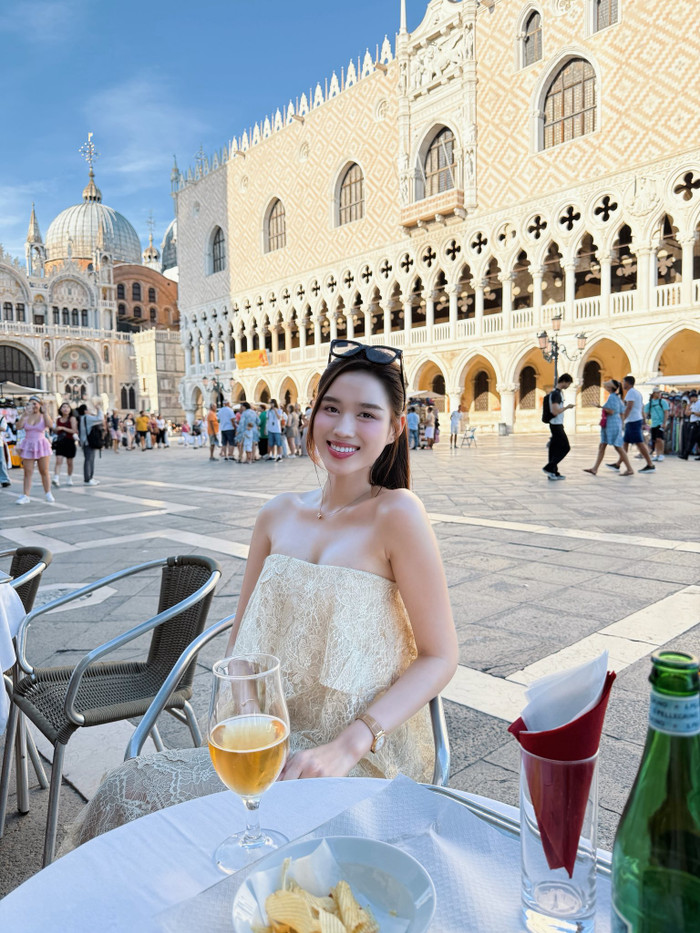 Đỗ Thị Hà cho thấy gu thẩm mỹ khi lựa chọn chiếc đồng hồ Patek Philippe Nautilus. (Ảnh: FBNV)