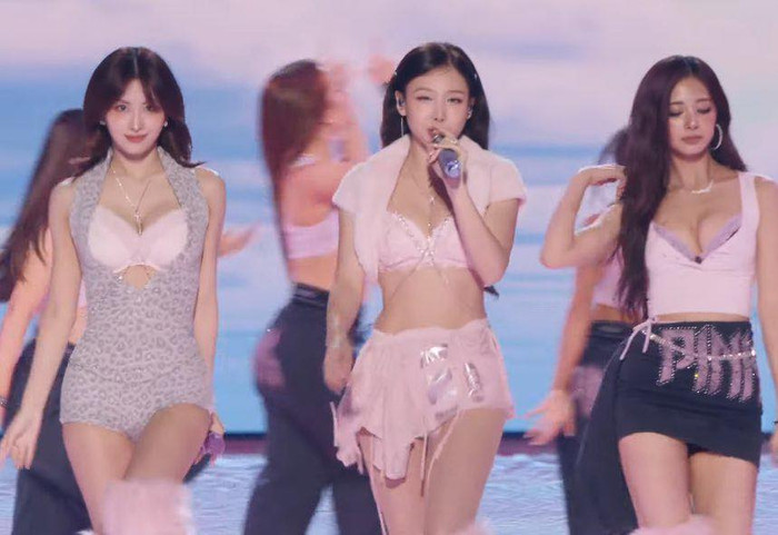 4 nữ ca sĩ Hàn Quốc diễn tại show nội y hot nhất hành tinh, diện đồ 'o ép' vòng 1 chặt chém các 'thiên thần' nhưng bị chê dở tệ Ảnh 1