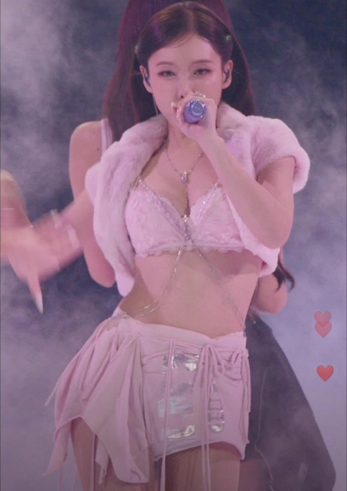 4 nữ ca sĩ Hàn Quốc diễn tại show nội y hot nhất hành tinh, diện đồ 'o ép' vòng 1 chặt chém các 'thiên thần' nhưng bị chê dở tệ Ảnh 3