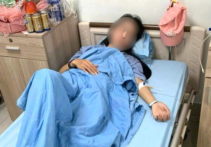 Chị T. phải nhập viện sau khi bị chồng hành hung. Ảnh: báo Người Lao Động