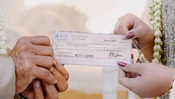 Ông cụ 74 tuổi cưới vợ 24 tuổi, tặng của hồi môn cho cô dâu gần 10 tỷ đồng Ảnh 2