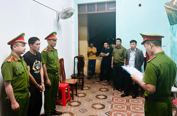 Công an xã Phú Trạch thi hành lệnh bắt người bị giữ trong trường hợp khẩn cấp. Ảnh: Công an tỉnh Quảng Trị