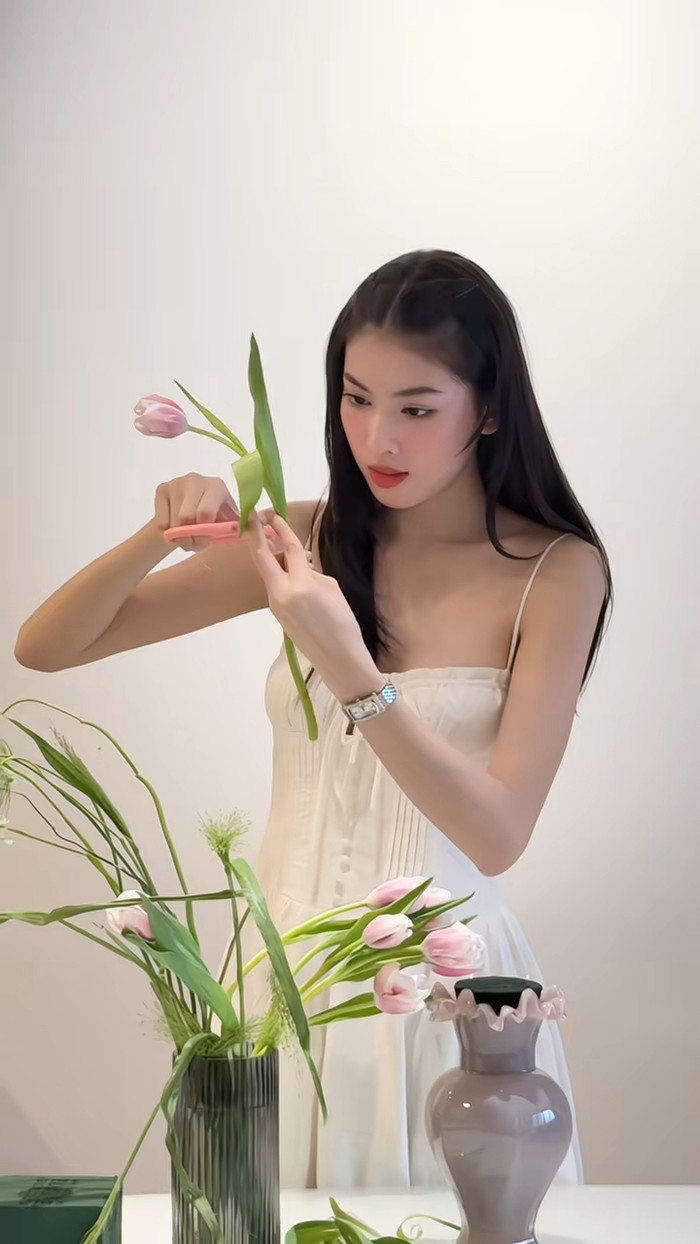 Á hậu Ngọc Thảo vui vẻ tập cắm hoa. Ảnh: TikTok Nhân vật