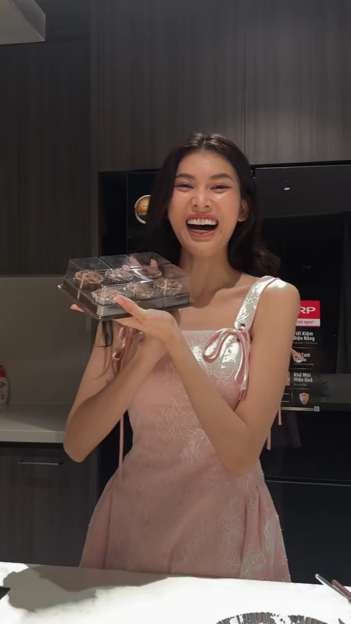 Á hậu Ngọc Thảo cười tươi rói sau khi tự tay làm bánh trung thu. Ảnh: TikTok Nhân vật