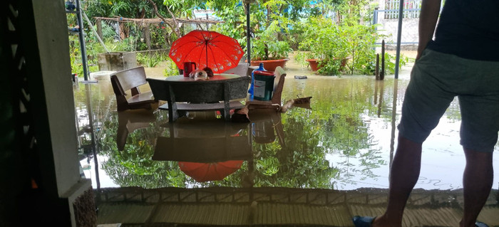 Nhiều người cho biết trung tâm thành phố mưa to, ngập tới đầu gối. Ảnh do người dân chia sẻ trên mạng xã hội