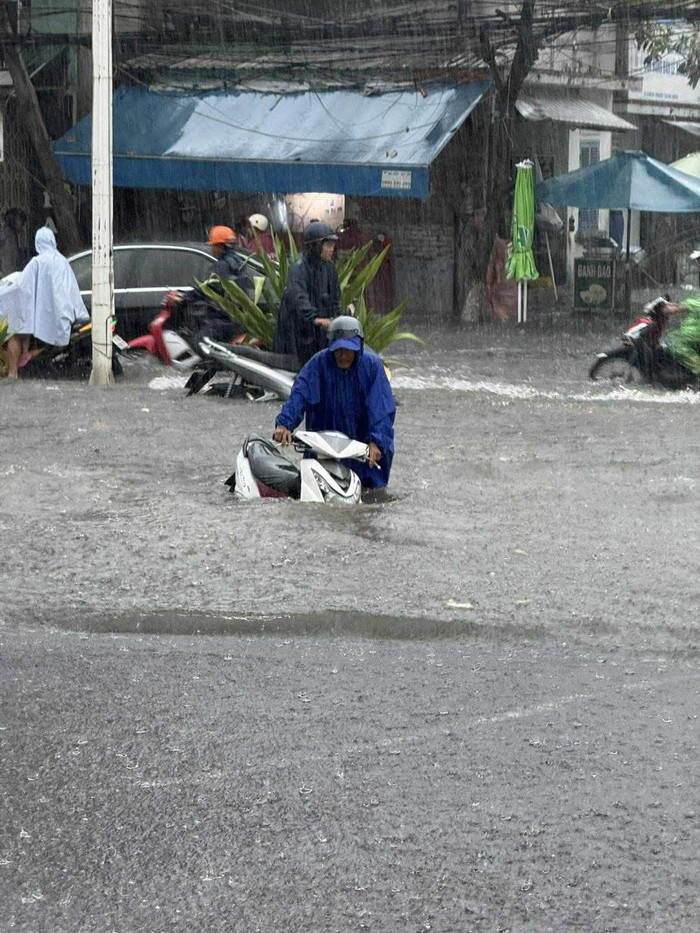 Ngập lụt nặng khiến nhiều xe chết máy. Ảnh do người dân chia sẻ trên mạng xã hội