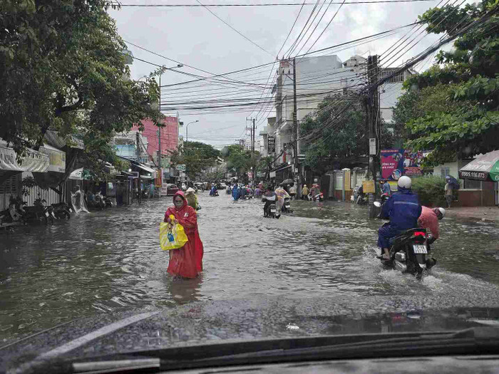 Mưa lớn gây ngập lụt nhiều tuyến đường. Ảnh: Báo Lao Động