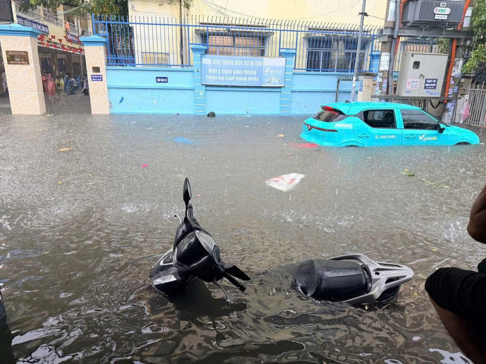 Nha Trang đối mặt với ngập lụt nặng do mưa lớn. Ảnh do người dân chia sẻ trên mạng xã hội