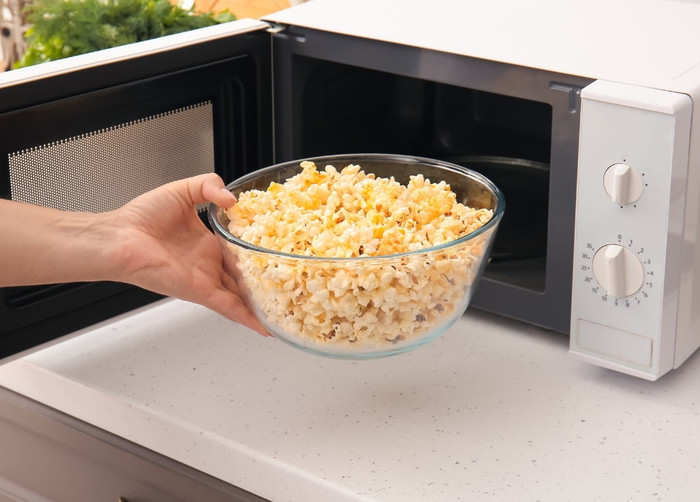 Nhiều người sử dụng lò vi sóng vì sự tiện lợi của nó. Ảnh minh họa