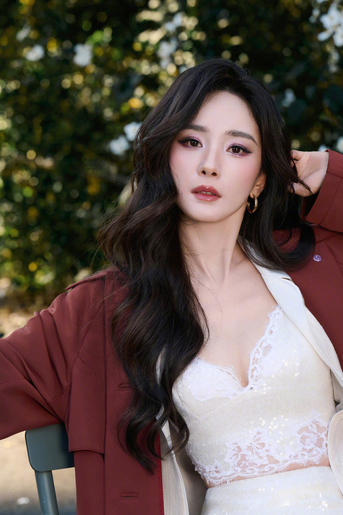 Dương Mịch được cho là ngày càng ăn vận táo bạo hơn so với trước đây. Ảnh: Weibo