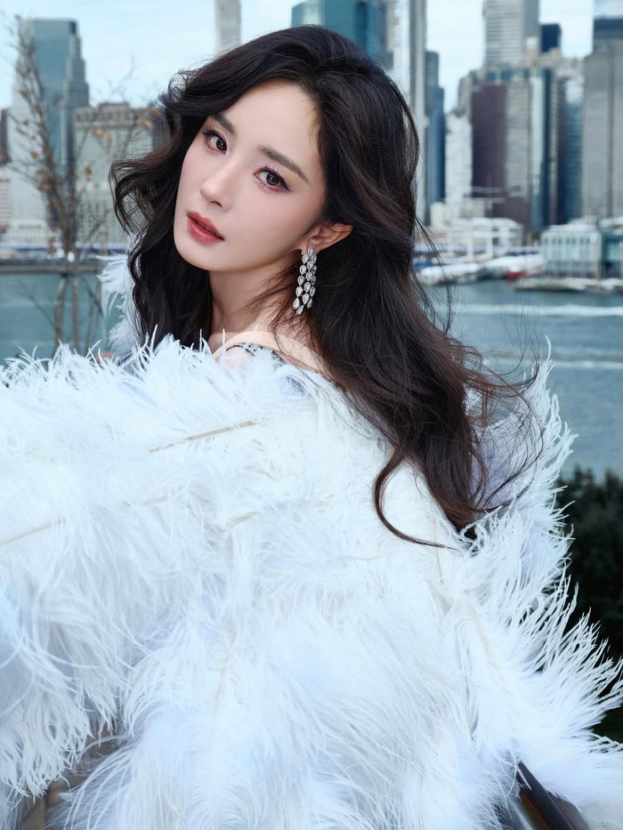 Dương Mịch đeo thêm cánh màu trắng đầy nổi bật đi dự sự kiện. Ảnh: IGNV