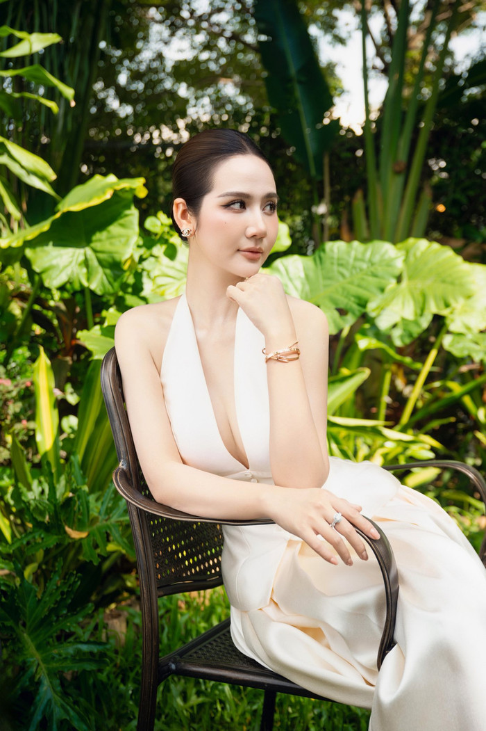 Huyền Lizzie trong chiếc áo khoét sâu, khoe vẻ đẹp vừa gợi cảm nhưng vẫn thanh thoát (Ảnh: FBNV).