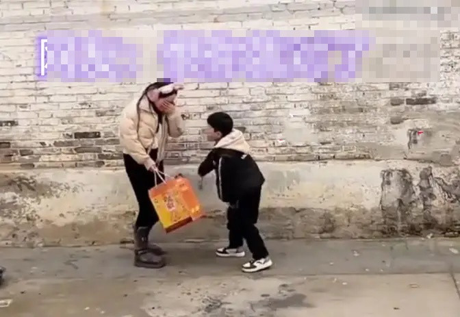 Trở về sau 5 năm bỏ đi, người phụ nữ bị con trai tạt nước, đuổi khỏi nhà Ảnh 4