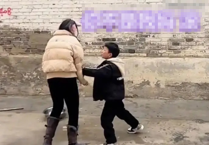 Trở về sau 5 năm bỏ đi, người phụ nữ bị con trai tạt nước, đuổi khỏi nhà Ảnh 3