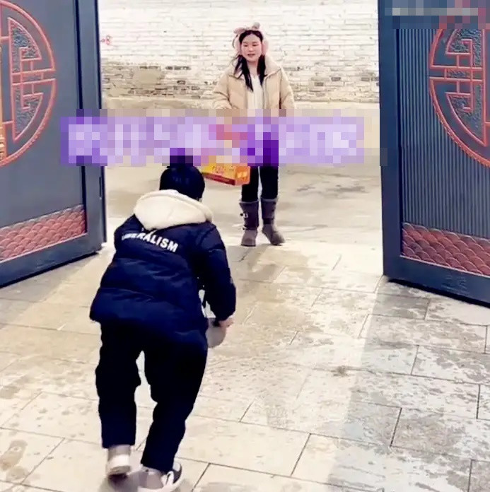 Trở về sau 5 năm bỏ đi, người phụ nữ bị con trai tạt nước, đuổi khỏi nhà Ảnh 1