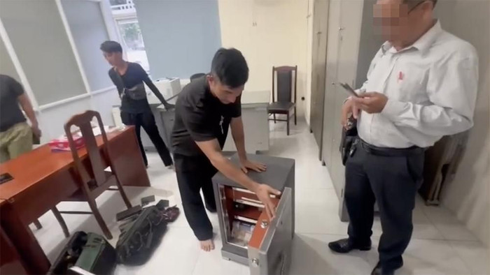 Lương Bằng Quang chứng kiến cảnh mở két sắt tại cơ quan điều tra. (Nguồn: VietNamNet)