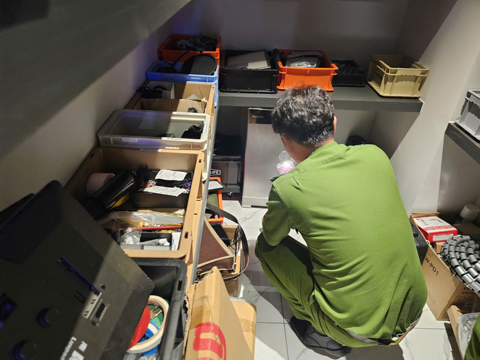 Công an khám nhà vợ chồng Ngân 98. (Nguồn: Tiền phong)