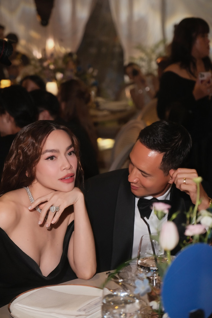 Bộ trang sức kim cương gồm vòng cổ, nhẫn và hoa tai giúp tổng thể thêm phần đẳng cấp, đồng thời giữ được sự cân bằng thị giác khi phối với trang phục tông tối. (Ảnh FBNV)