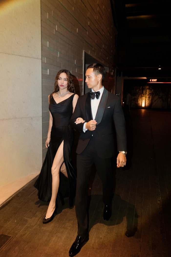 Thiết kế có phần cổ lệch vai kết hợp đường xẻ tà cao giúp người đẹp vừa toát lên vẻ kiêu sa vừa giữ được nét tinh tế, hiện đại. (Ảnh FBNV)