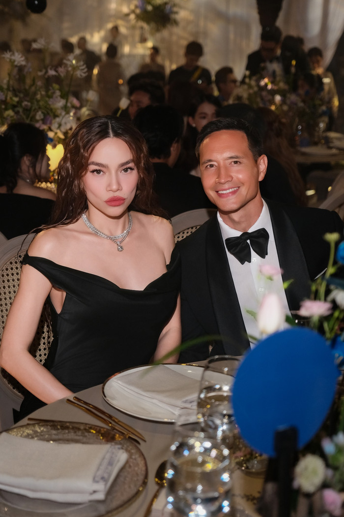 Chiếc đầm đen được xử lý khéo léo để ôm sát cơ thể mà vẫn tạo độ rủ nhẹ tự nhiên, tôn lên hình thể mà không phô trương. (Ảnh FBNV)