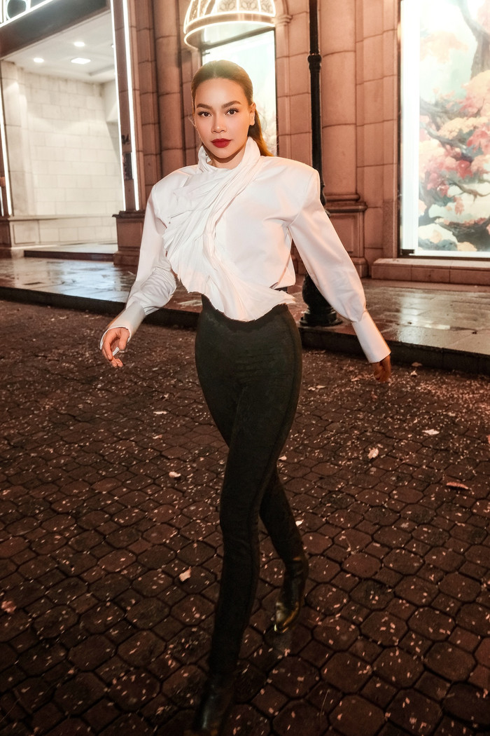 Với lợi thế chiều cao 1m72 cùng thân hình cân đối, đôi chân dài và bờ vai thon gợi cảm, nữ ca sĩ dễ dàng chinh phục những thiết kế khó, từ váy dạ hội cắt xẻ táo bạo đến suit menswear mạnh mẽ. (Ảnh FBNV)