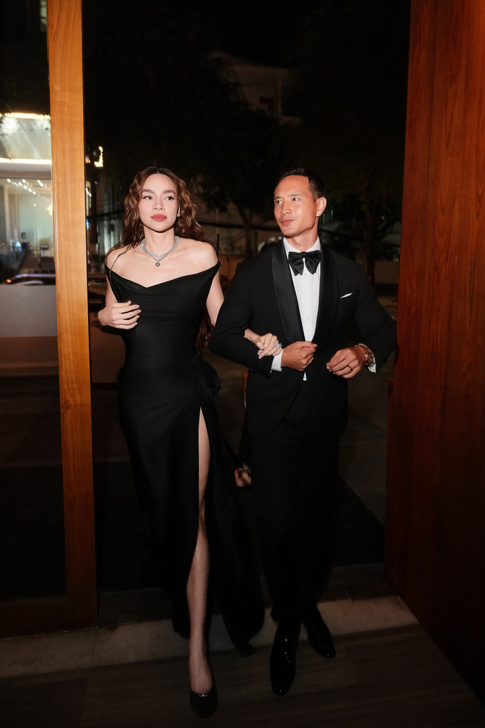 Trong lần xuất hiện này, người đẹp tiếp tục trung thành với phong cách hiện đại, tối giản về màu sắc nhưng đầu tư mạnh vào phom dáng và chất liệu. (Ảnh FBNV)