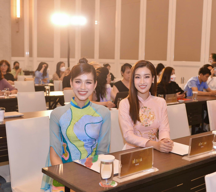 Đỗ Mỹ Linh và Đỗ Thị Hà vui vẻ chụp hình trong một dự chung sự kiện. Ảnh: FBNV