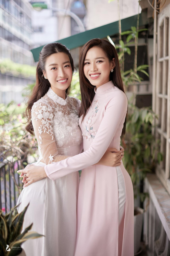 Đỗ Thị Hà hạnh phúc ôm Đỗ Mỹ Linh trong lễ ăn hỏi của người chị thân thiết. Ảnh: Linh Lê Chí