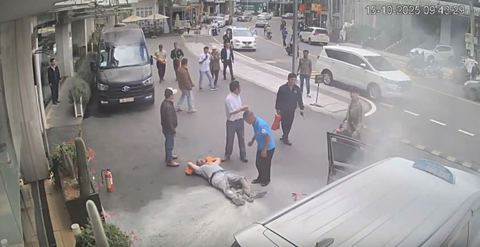 Tài xế taxi được kéo ra khỏi xe kịp thời. (Nguồn: Thanh Niên)