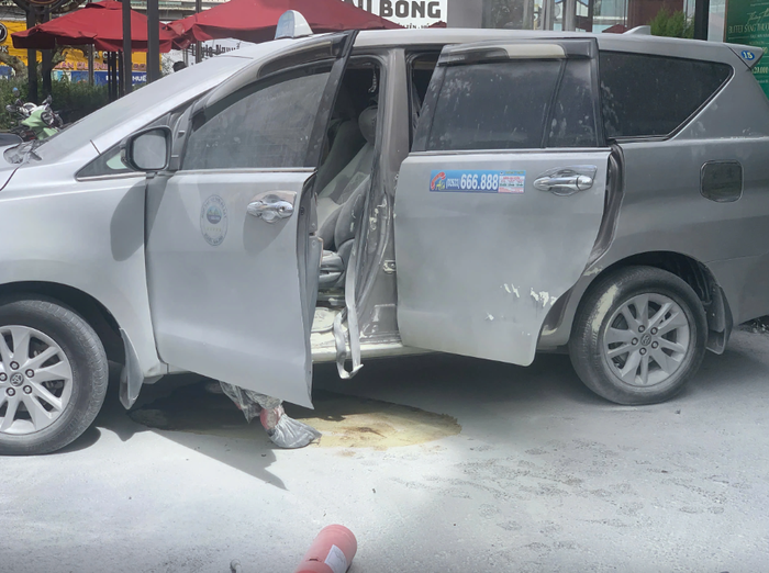 Hiện trường xe taxi bị cháy đậu trước khách sạn Golf Valley. (Nguồn: Thanh Niên)