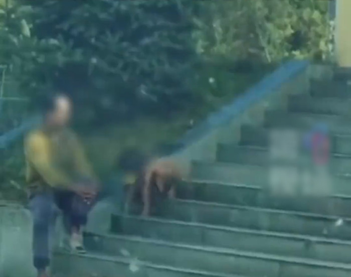 Đứa bé như người tiền sử lang thang ngoài đường, cha mẹ nói đây là cách 'nuôi dạy tự nhiên' Ảnh 4