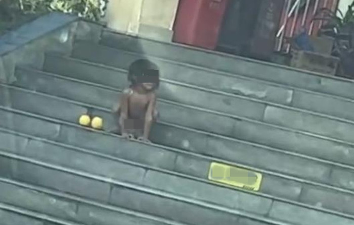 Đứa bé như người tiền sử lang thang ngoài đường, cha mẹ nói đây là cách 'nuôi dạy tự nhiên' Ảnh 1