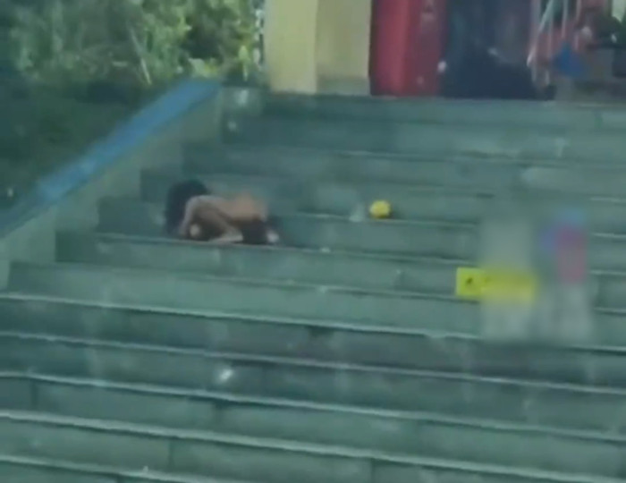 Đứa bé như người tiền sử lang thang ngoài đường, cha mẹ nói đây là cách 'nuôi dạy tự nhiên' Ảnh 3