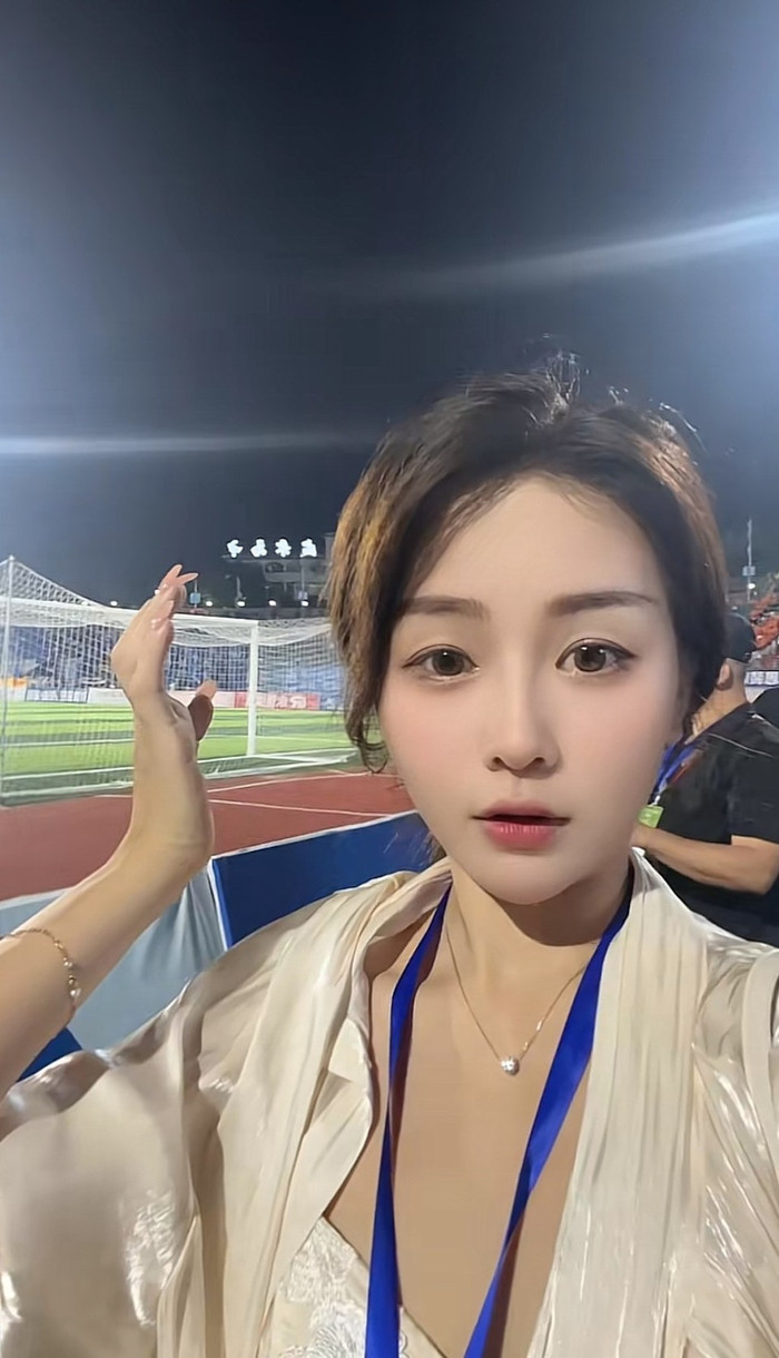 Nữ phát thanh viên xinh đẹp bị biến dạng gương mặt sau khi nhận gói hàng lạ Ảnh 4