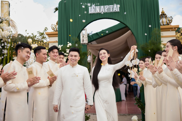 Đỗ Thị Hà cười rạng rỡ khi được chồng nắm tay tại lễ ăn hỏi. Ảnh: FBNV