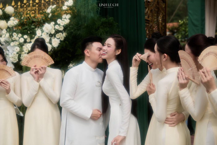 Đỗ Thị Hà hạnh phúc đón nhận tình cảm từ Viết Vương. Ảnh: Linh Lê Chí