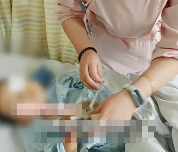 Giáo viên bôi mỡ lợn vào vết thương, cậu bé 4 tuổi bị mù mắt vĩnh viễn Ảnh 3