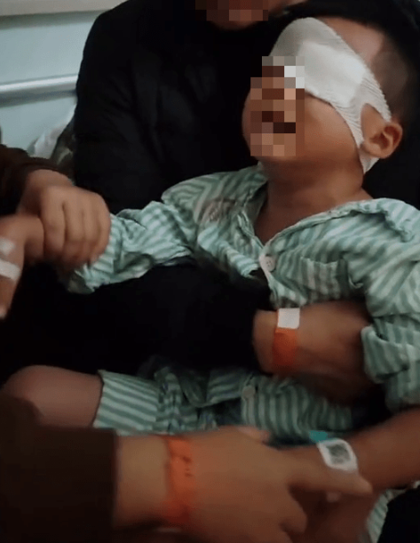 Giáo viên bôi mỡ lợn vào vết thương, cậu bé 4 tuổi bị mù mắt vĩnh viễn Ảnh 2