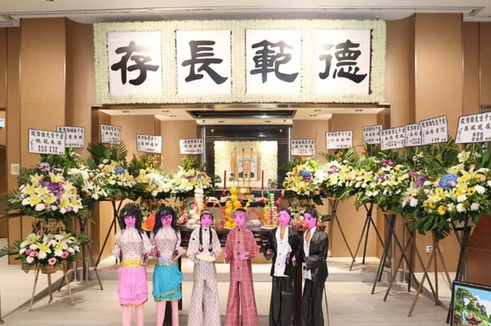Bên trong lễ tang, nhiều nghệ sĩ đã gửi vòng hoa viếng đến gia đình nam diễn viên. (Ảnh: Sohu)