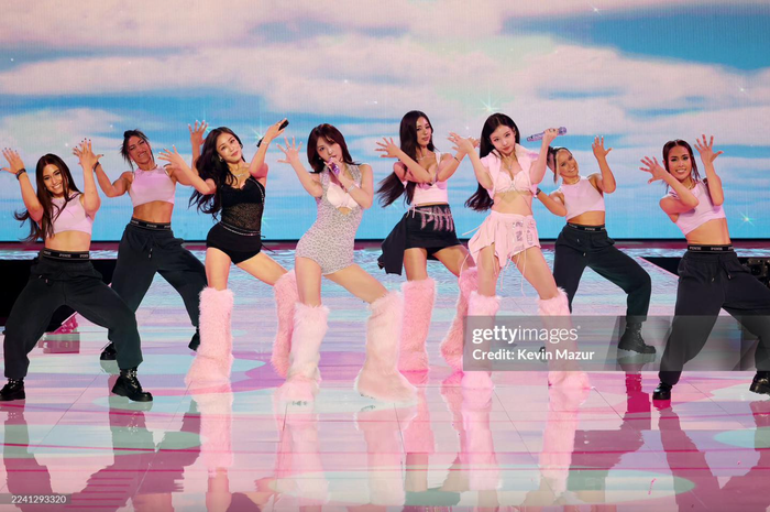 Bốn thành viên Twice khi diễn tại Victoria’s Secret Fashion Show 2025. Ảnh: Gettyimages