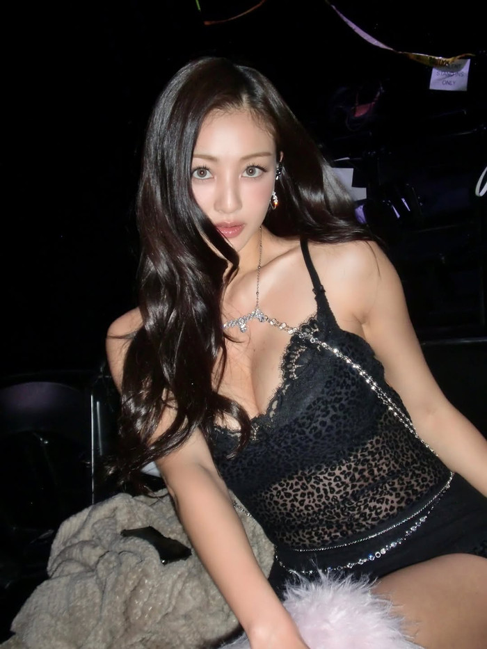 Jihyo diện bra ren kèm theo áo hai dây xuyên thấu. Ảnh: IGNV