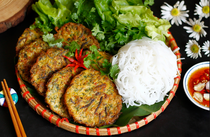 Chả rươi ăn kèm với bún. (Nguồn: VnExpress)