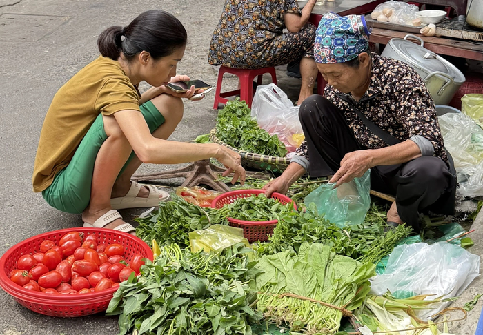 Giá rau tăng cao sau mưa lũ. Ảnh: Báo Thanh Niên