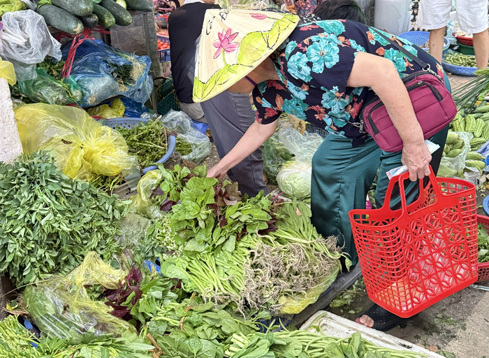Người tiêu dùng gặp nhiều khó khăn khi giá rau đắt ngang giá thịt. Ảnh: Báo Thanh Niên