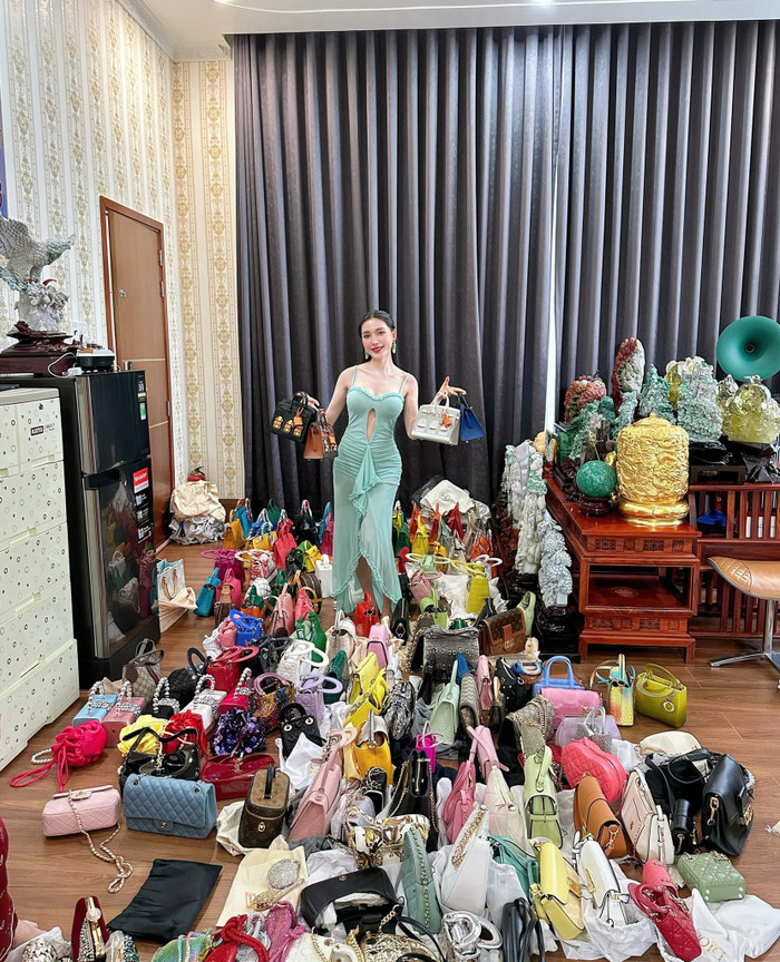 Ngân Collagen thường xuyên khoe cuộc sống sang chảnh trong căn biệt thự rộng 1000m2.