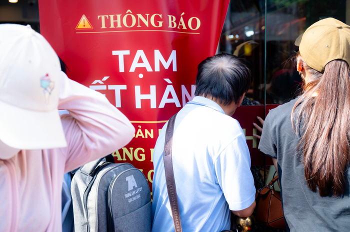 Bên ngoài cửa hàng vàng bạc đã để biển thông báo 'tạm hết hàng' nhưng người dân vẫn xếp hàng chờ. (Nguồn: Đời sống & Pháp luật)